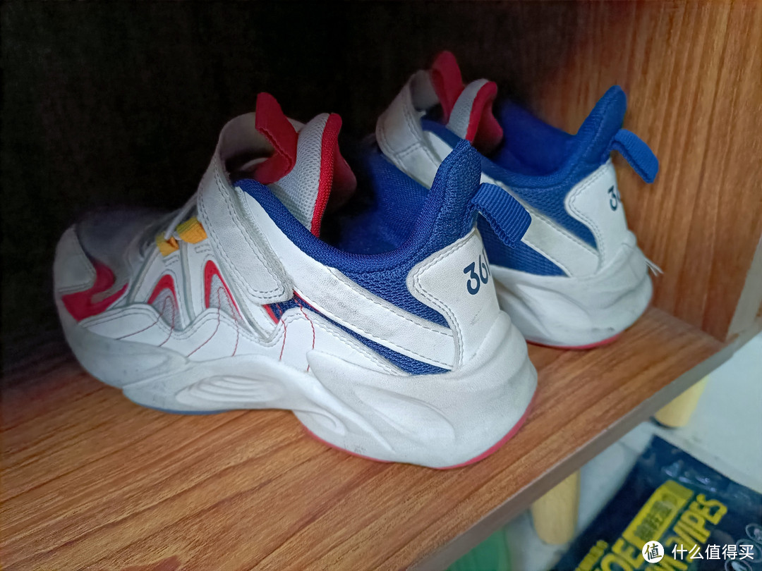 小孩子买的鞋子没几天就黑不溜秋的，还萌娃过春天？