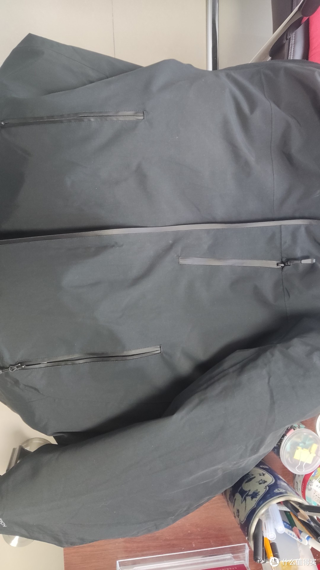 版型和之前购入的穿山甲增强版三合一冲锋衣不同，更粗更长