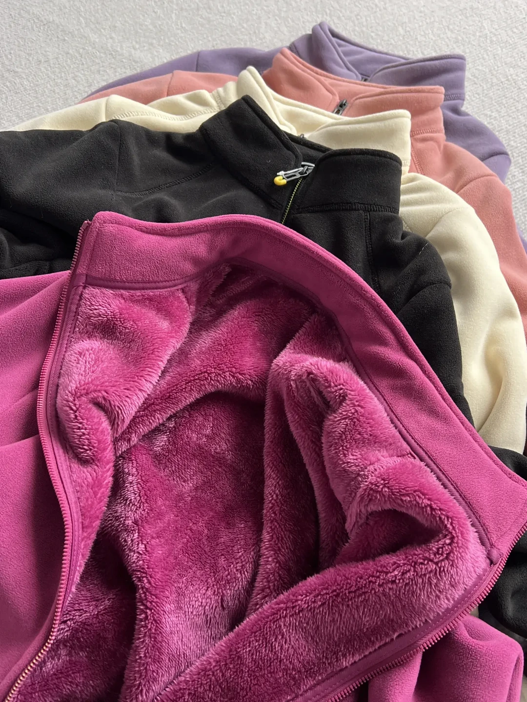 平价抓绒衣PK高端品牌:冬季保暖谁更胜一筹?